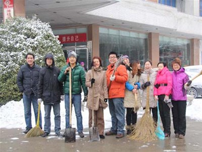 科靈義務勞動創業大廈掃雪